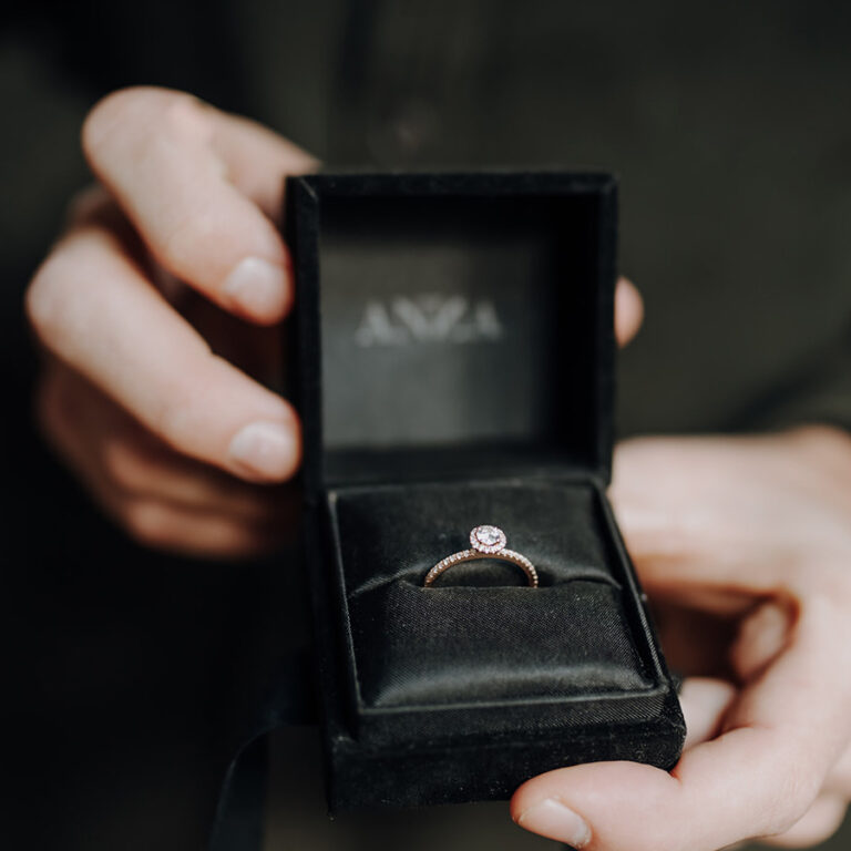 Romantische Verlobung im Winter